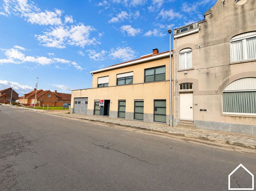 Uitzonderlijk eigendom te Elverdinge (Ieper) – Opp. 555 m²<br />
<br />
Bekijk zeker de vastgoedvideo via deze link: https://youtube.com/shorts/Q4OAZC