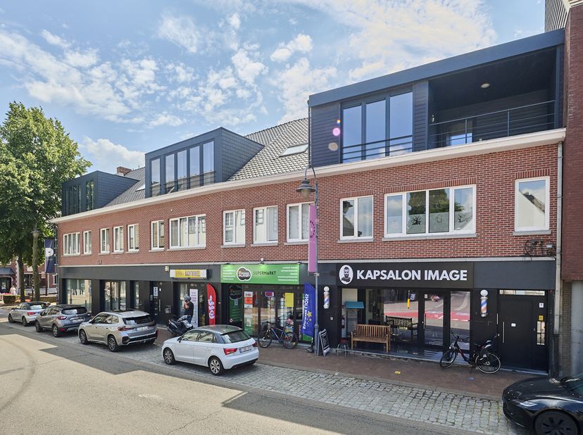 Ruim appartement van 137m² in het centrum van Diepenbeek met een echt loftgevoel. Het volledige gebouw is in 2013 volledig vernieuwd. Het appartement