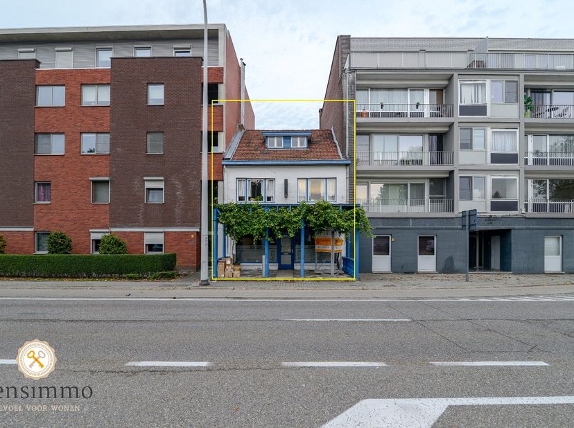 Het betreft een aantrekkelijk gelijkvloers handelspand met bovenliggende duplex, gelegen op een perceel van 2a 23ca langs de drukbezochte Rijksweg 212