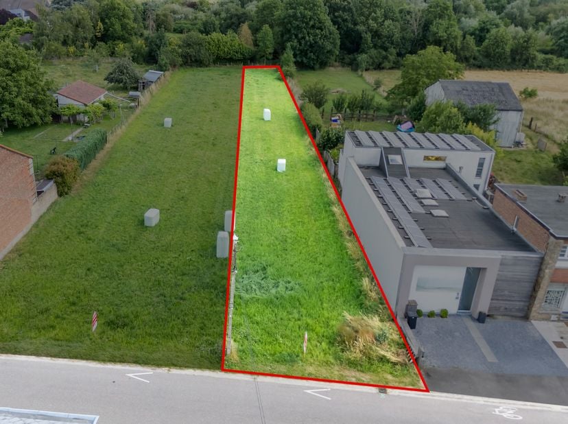 Situé dans le village paisible de Lanaye sur la belle commune de Visé, belle parcelle de terrain à bâtir de 11 m de façade sur +/- 100 m de profondeur