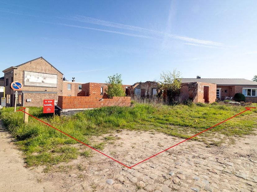PERCEEL DEELS IN WOONGEBIED MET LANDELIJK KARAKTER<br />
<br />
Bouwgrond van 11a 02ca.<br />
De grond is geschikt voor het bouwen van een vrijstaande