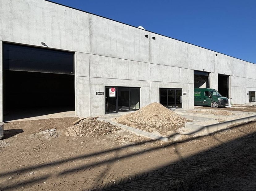 - Situé dans le Limbourg, stratégiquement au cœur de Saint-Trond.<br />
- 200 m² <br />
- Hauteur libre de 6 mètres, idéale pour diverses activités pr