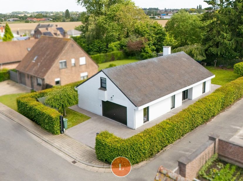 Deze charmante villa is gelegen in een doodlopende straat in een zeer rustige villawijk op een perceel van 693m²<br />
<br />
Via de ruime inkomhal is