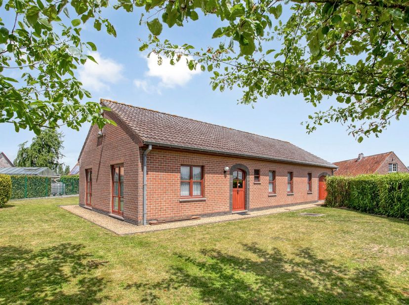Gelijkvloerse woning op een rustige locatie in Poesele, Deinze<br />
<br />
Deze open bebouwing op een perceel van 1.102 m² is gelegen in een rustig