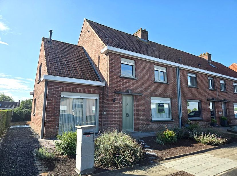 Vlot bereikbaar én toch rustig gelegen – deze charmante halfopen gezinswoning heeft alles in huis om je meteen thuis te laten voelen.<br />
<br />
De