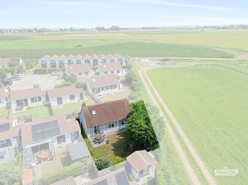 Deze charmante te renoveren vakantiewoning is gelegen in het geliefde vakantiepark Zeepolder, vlak bij het centrum van De Haan en op korte afstand van