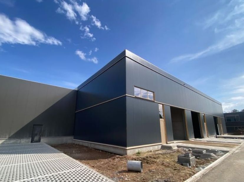 Nieuw KMO-park in Westerlo. Magazijnunits vanaf 24 m² met 8 m vrije hoogte. Casco oplevering met glasvezel.<br />
<br />
--------<br />
opsplitsbaar<b