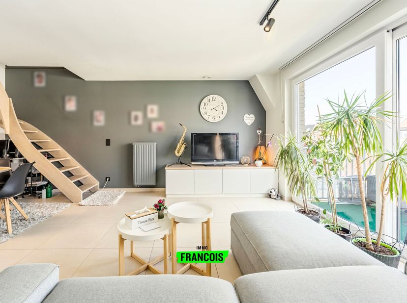 Op zoek naar een interessante investering of een zorgeloos appartement aan de kust? Dit instapklare duplex appartement, gelegen aan de Peter Benoitlaa