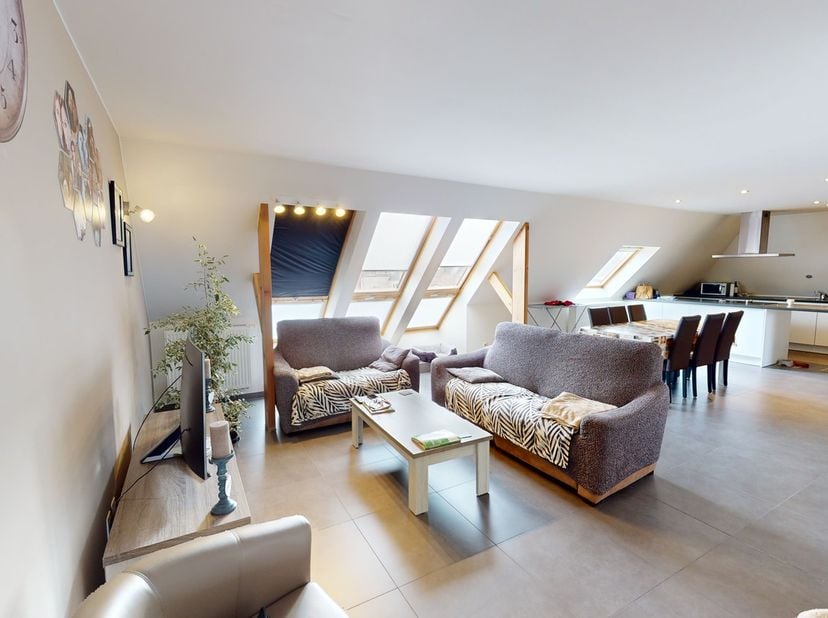 Vlakbij verscheidene invalswegen treffen we dit zeer ruim duplex appartement aan.&amp;nbsp;<br />
De indeling gaat als volgt: inkomhal met gastentoilet, z