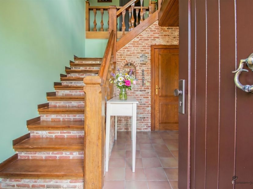 Cette villa spacieuse allie confort, efficacité énergétique et agencement pratique. Grâce à son label EPC B, à ses panneaux solaires, à sa batterie do