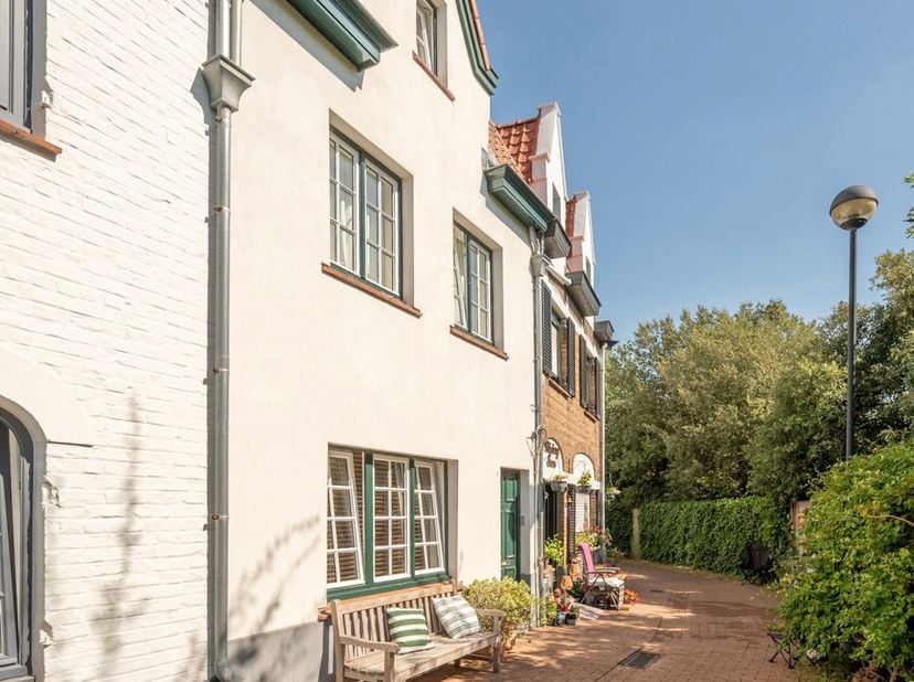Prachtige, karaktervolle woning op een uitzonderlijke ligging in het hart van Het Zoute, verscholen langs een charmant paadje en op slechts enkele sta