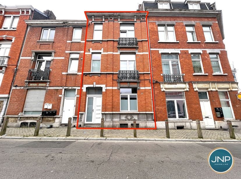 L’agence JNP vous propose cette maison de caractère idéalement située à proximité du quartier de Jonfosse et du centre-ville, actuellement exploitée e