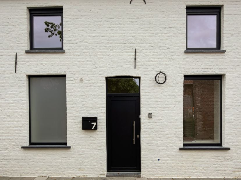 TE KOOP - ZONNIGE EN RUSTIGE WONING in HANDZAME - Pal in het centrum van Handzame, bevindt zich deze volledig gerenoveerde en instapklare woning.  All