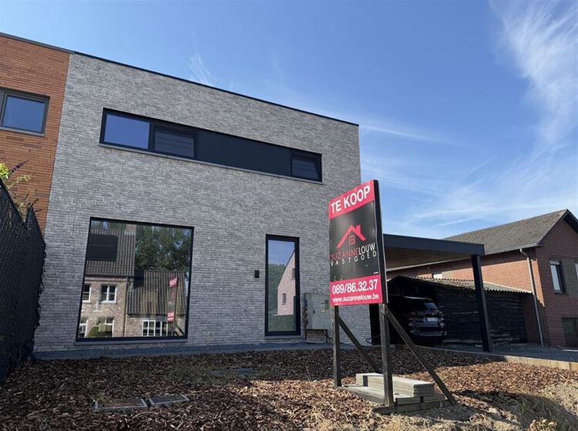 Stijlvolle nieuwbouwwoning met moderne architectuur, met kelder, garage en carport, in een rustige, groene omgeving<br />
Troeven<br />
- Casco plus n