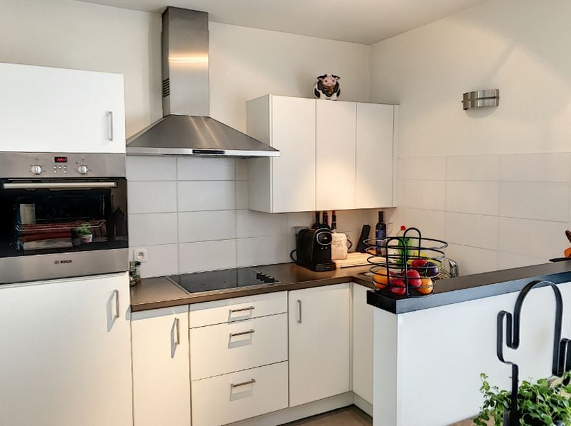 Met plezier stellen we u dit charmant appartement op de 1ste verdieping voor in residentie 'Sint-Hubert', met zijn uitstekende ligging nabij het centr