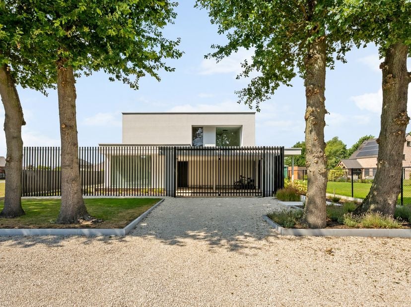 Deze moderne en energiezuinige villa is gelegen in een rustige en centraal gelegen straat te Lommel. Deze eigendom dateert van 2022 en is afgewerkt me