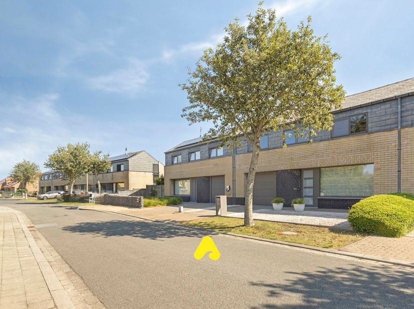 Rust, ruimte en een uitstekende ligging: deze perfect onderhouden woning combineert het beste van twee werelden.<br />
<br />
Gelegen in een rustige d