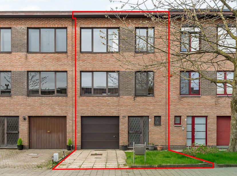 Bel-étage (162m²) voorzien van 4 slaapkamers met garage en tuin, op toplocatie te Edegem. <br />
Ligging: Rustig, residentieel maar toch centraal nab