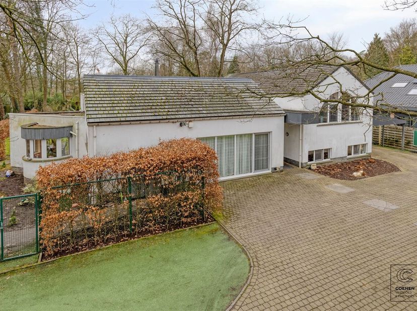 U betreedt de woning via een royale inkomhal met apart gastentoilet, die toegang geeft tot een eerste ingedeelde leefruimte. Aansluitend bevindt zich