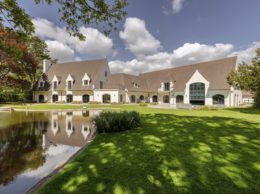 Deze uitzonderlijke villa is gelegen op een perceel van 9.791 m² in een rustige straat in het charmante Grimbergen, vlakbij Brussel. De eigendom, in u