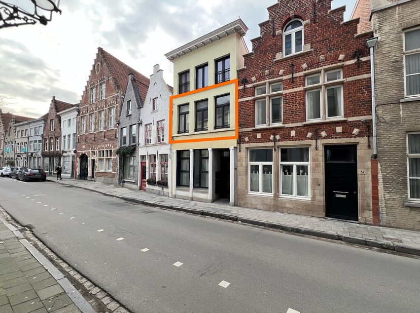 Op zoek naar een mooie investering in de Brugse binnenstad of eigen bewoning?<br />
Gelegen op wandelafstand van de Markt van Brugge, De Dijver, schol