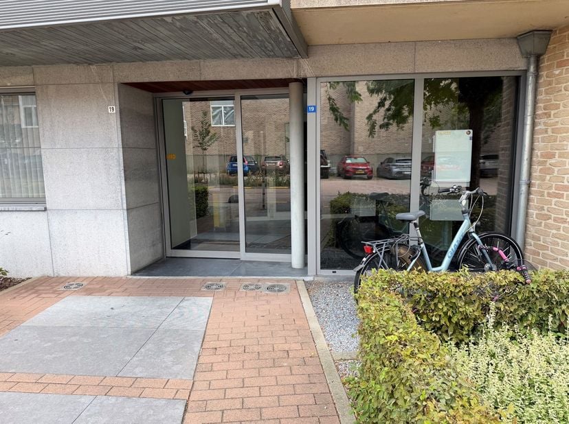 Appartement, gelegen in het centrum van Lanaken, in residentie "Le Soleil", op de 4de verdieping.<br />
Er zijn 2 liften in het gebouw.<br />
<br />
H