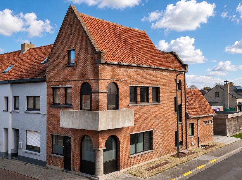 Veelzijdig handelshuis met woonst, 3 slaapkamers en parkeergelegenheid in het centrum van Eeklo<br />
<br />
Op zoek naar een pand waar wonen en werke