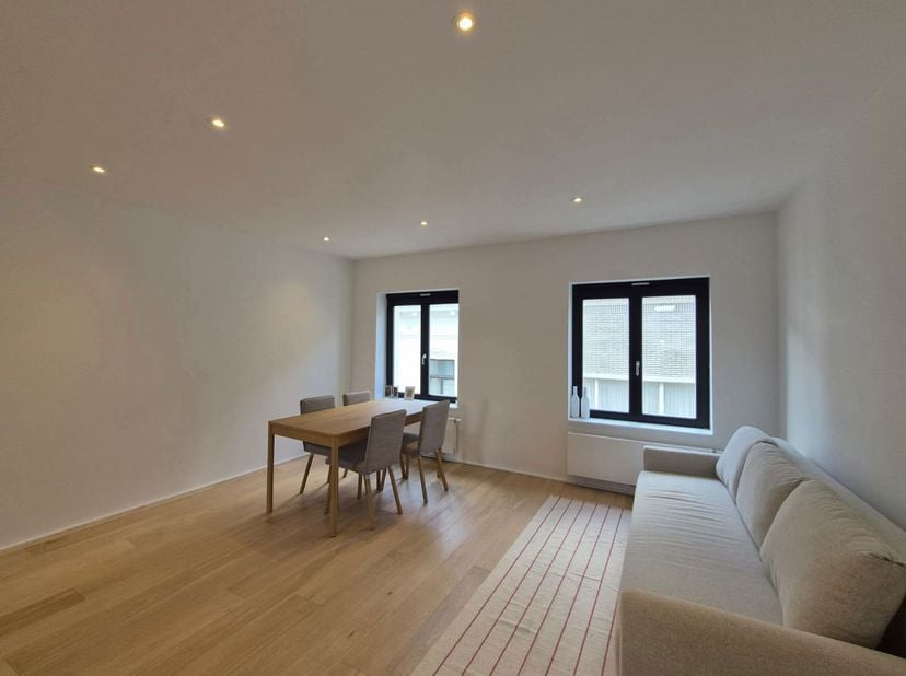 So Estates vous fait découvrir à Ixelles, Rue Keyenveld 30, ce charmant duplex de 80 m² (selon PEB), situé au 3ème étage d'un immeuble sans ascenseur.