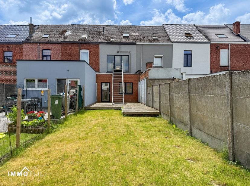 Deze gezellige bel-etagewoning verwelkomt u op het gelijkvloers met een inkomhal en een ruime garage die rechtstreeks toegang biedt tot de tuin.<br />