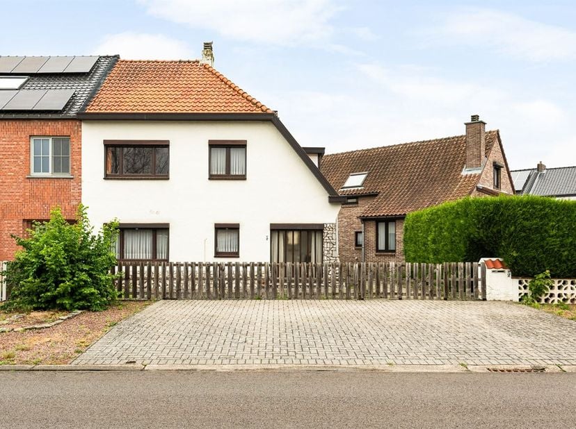 Cette charmante propriété située à Berkenlaan 5 à Leopoldsburg offre une surface habitable d'environ 168 m² et représente une opportunité intéressante