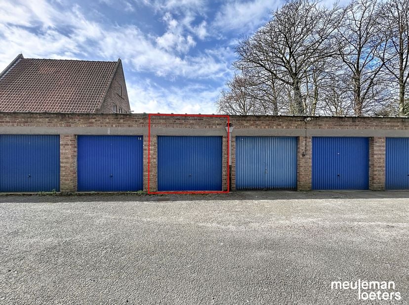 Deze afgesloten en makkelijk toegankelijke garagebox op topligging bevindt zich op wandelafstand van het station aan de achterzijde van de Residentie