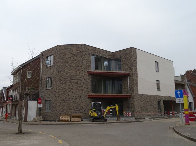 Nieuwbouwappartement te huur, gelegen op de 2e verdieping, lift aanwezig.<br />
<br />
Inkomhal, apart toilet, 2 slaapkamers, badkamer met inloopdouch