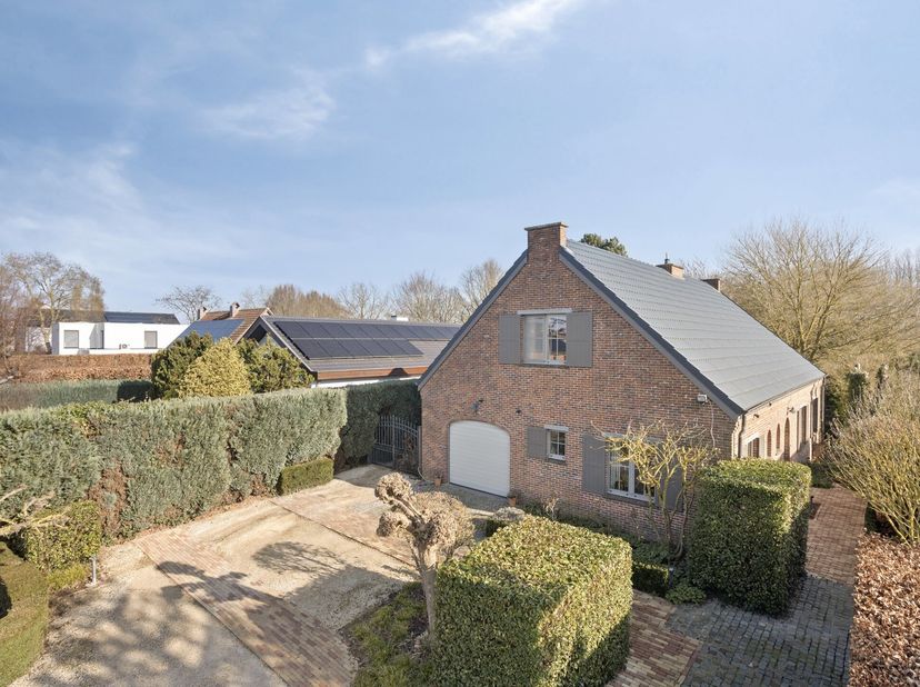 Découvrez cette maison individuelle intemporelle et élégante datant de 1976, avec un EPC C favorable, située sur un terrain de 8a90 et entourée d’un j