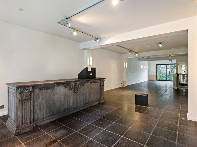 Charmant immeuble commercial / bureau d'environ 133 m² au rez-de-chaussée avec sous-sol et un beau jardin orienté à l'ouest avec terrasse paysagée, tr