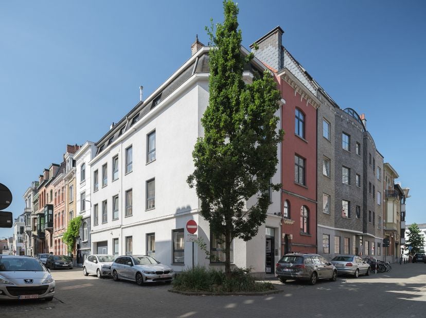 Interessante opbrengsteigendom met 14 studenteneenheden op een zeer gegeerde centrumlocatie, op wandelafstand van de Korenmarkt en de Kouter.<br />
<b
