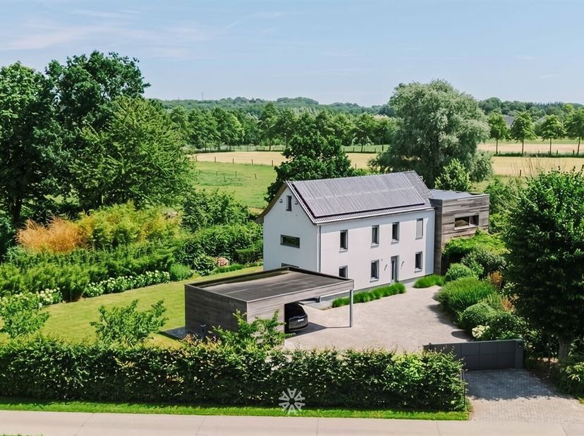 Asper - Villa d'exception  sur un terrain de 2 384 m² entourée de verdure<br />
Cette villa élégante bénéficie d'un emplacement extrêmement calme à As