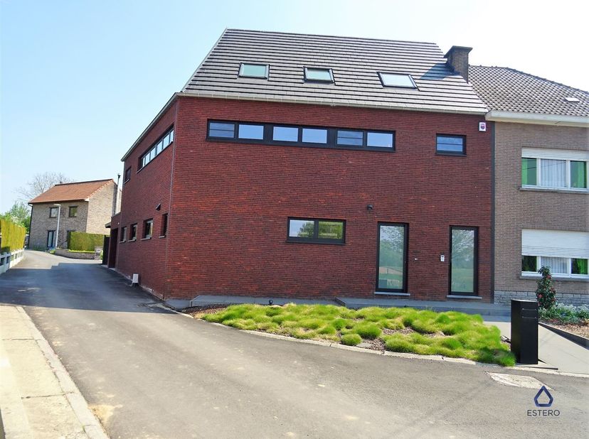 Uitzonderlijk ruim gelijkvloersappartement met 2 slaapkamers in een kleinschalig gebouw met slechts 2 wooneenheden. <br />
Via uw eigen aparte inkomh