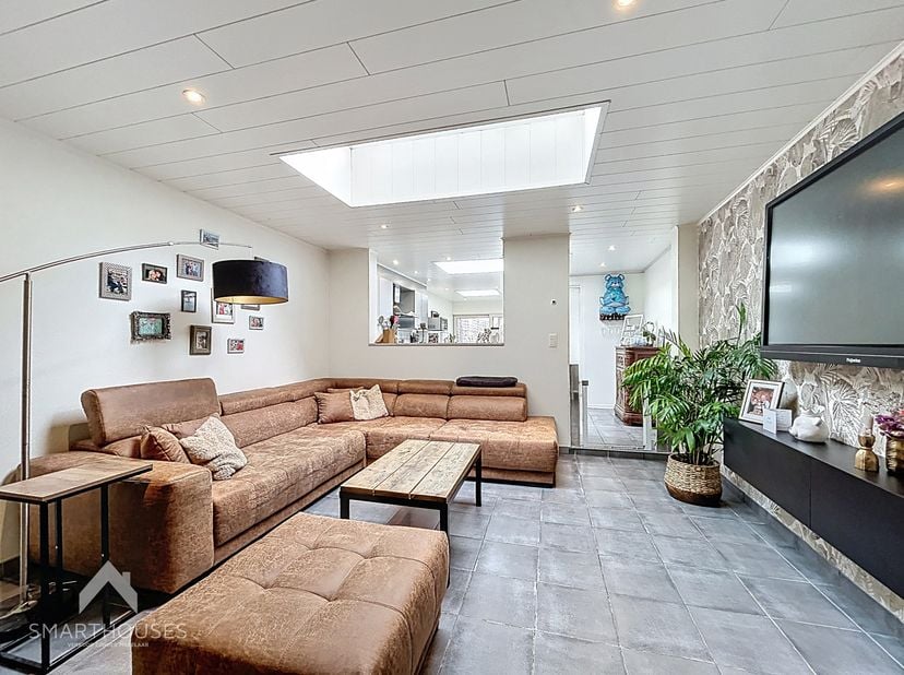 Centraal gelegen woning bestaande uit een inkomhal, bureel/polyvalente ruimte, gezellige leefruimte met eet-en zithoek, ruime uitgeruste keuken met ee