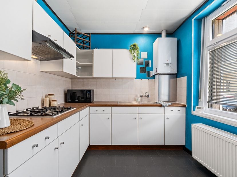 Op te frissen hoekwoning met drie à vier slaapkamers en koer is gelegen vlakbij het Banierpark, Sint-Baafskouter park &amp;amp; Rozebroeken.<br />
De woni