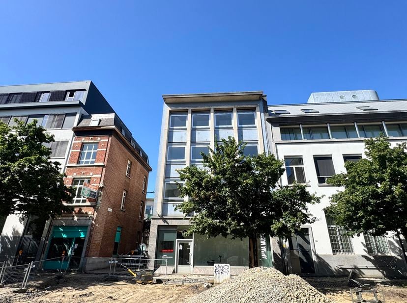 DG Real Estate vous propose ce bien commercial d’angle d’une superficie de terrain de 178 m², idéalement situé sur le Paardenmarkt à Anvers.<br />
Grâ