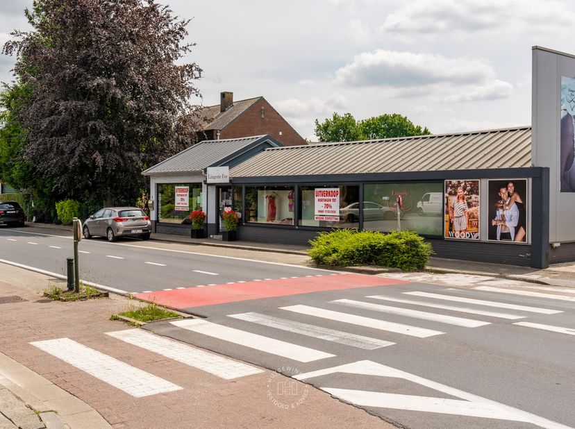Gelegen in het centrum van Heusden bevindt zich dit goed onderhouden handelspand met privatieve stadstuin en parkeergelegenheid. Met een uitgestrekte