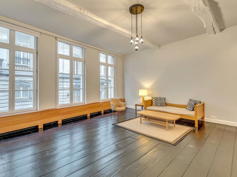 So Estates stelt u dit volledig gerenoveerde appartement met twee slaapkamers voor, gelegen Rozendaal 1 in Brussel, in een autoluwe doodlopende straat