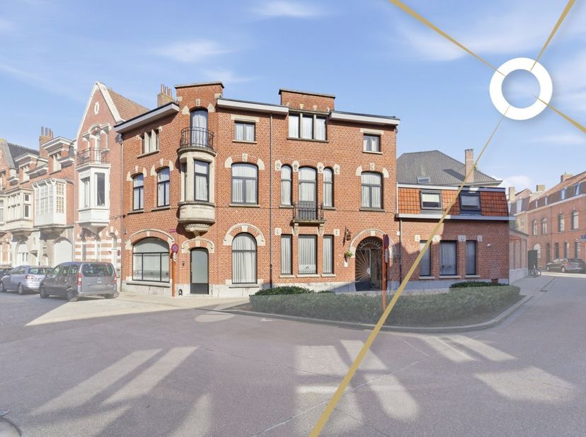 In het bruisende stadscentrum van Ieper bevindt zich dit veelzijdige investeringspand met een interessante combinatie van stabiele huurinkomsten en to
