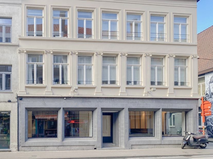 Prachtig afgewerkt gelijkvloers handelshoekpand centraal gelegen in Gent vlakbij Vrijdagsmarkt, Sint-Baafsplein en Sint-Annaplein.&amp;nbsp;Mooie gevel, a