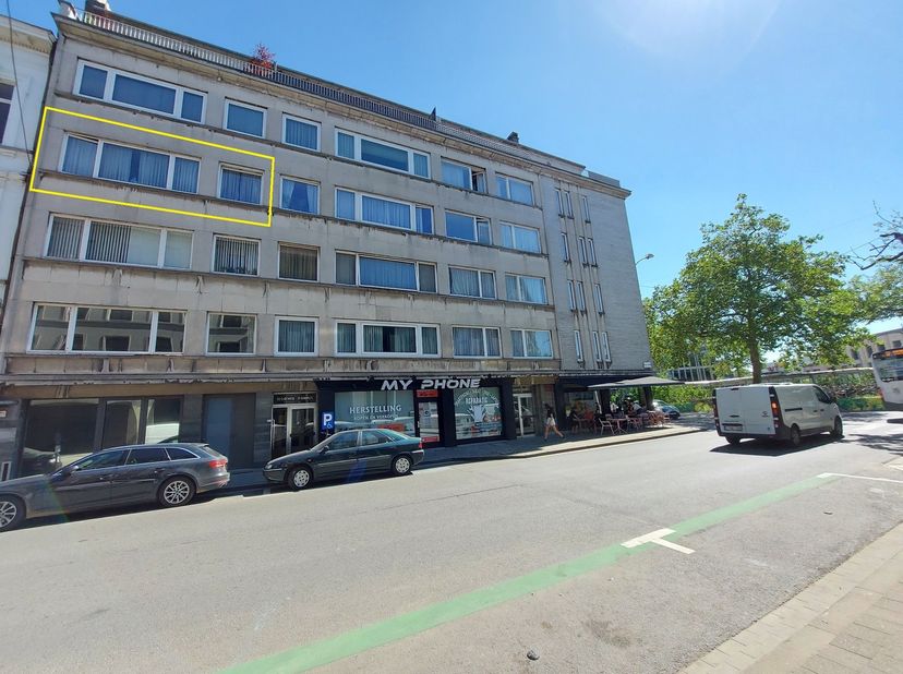 Ruim appartement vlakbij station Kortrijk, met inkom, toilet, badkamer ligbad/douche, 2 ruime slaapkamers, balkonterras, grote living, eenvoudige apar
