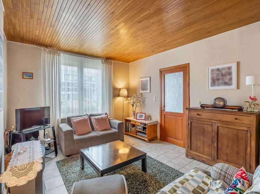 Deze halfopen bebouwing combineert een centrale ligging met verrassend veel ruimte en potentieel. De woning beschikt over drie slaapkamers en een prak