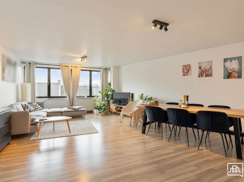 APPARTEMENT MODERNE ET CONFORTABLE À DIX<br />
<br />
Situé au cœur de Tirlemont, cet appartement de 101 m² aux finitions soignées offre tout ce dont