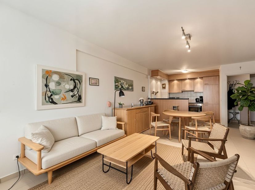 Cet appartement lumineux est situé au 8e étage dune résidence récente et bénéficie dune excellente orientation, ce qui le baigne de lumière naturelle.