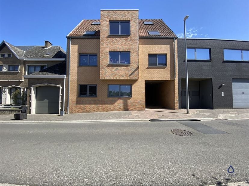Appartement à louer
                    à 9420 Mere