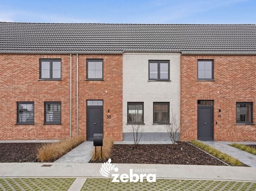 Deze instapklare, recente (bouwjaar 2024) woning bevindt zich in een rustige woonwijk nabij het centrum van Meulebeke.<br />
Diverse winkels, scholen,